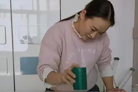 洛阳奇女子！能把39颗骰子摇成立柱，计划挑战吉尼斯世界纪录图片