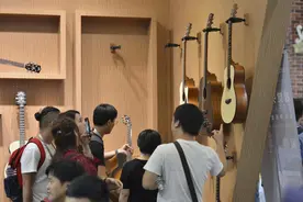 学习吉他没难度，智能吉他让初学者也可以轻松弹出一首好听的乐曲图片