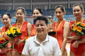 陈忠和现状：和第二任妻子很幸福，女儿30岁已成家，儿子已工作图片