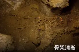 西班牙一山洞发现11700年史前人类遗骨：骨架保存完好 牙齿清晰可见图片