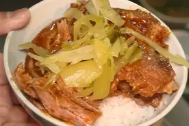 广东特色猪脚饭，蹲着吃是粉红色回忆，8元一份有浪漫有能量图片