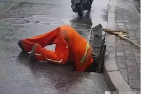 看到跪着刷马桶的女佣，成年人尊严不值一文，撕开底层残酷的真相图片