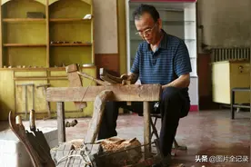 我叫师贵生，17岁跟着父辈学做木梳，古稀之年想把手艺传承下去图片