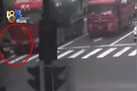 货车推行三十多米，骑车男子及时翻滚图片