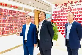 同为福建人，坐拥4家上市公司，与福耀曹德旺一样牛气的玻璃大王图片