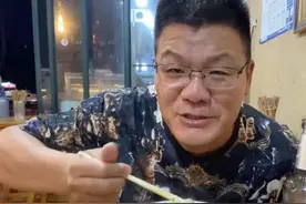 卡车司机小刚随手拍吃饭视频走红，百万粉丝围观他吃饭，笑称太幸福图片