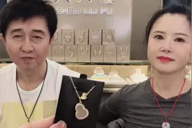 55岁付笛声太消瘦！皮肤松弛皱纹横生，与小2岁妻子任静似两代人图片