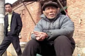 06年杨虎城孙子来到农村寻一老人，老人得知其身份后痛哭：对不起图片