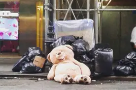 “也曾被人 紧紧抱在怀里疼爱过。”图片