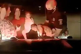 超帅！美国警察智救3周大女婴，获网友好评一片，纷纷呼唤特朗普图片