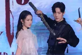 李沁和肖战同台，透视“花朵”衣太抢镜，眼神如同手中剑。图片