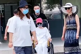 张予曦成功转型演员后非常努力，拍戏摔倒腰部受伤，坐轮椅现身图片