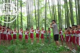 江西泰和：90后音乐老师，给山区小学孩子教吹奏竹笛，暑假校园笛声悠扬图片
