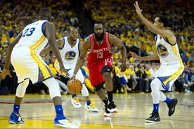 看包夹就知道其地位，库里从半场就被盯防，而限制他只能靠犯规图片