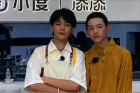 丁真弟弟曝光后彻底大火！寸头穿藏袍比哥哥MAN，颜值更比哥哥高图片