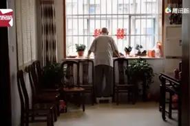 女儿的婚车刚走，摄影师拍到娘家揪心一幕图片