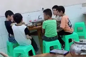 五个小朋友聚餐，有模有样意外走红，这样的友谊着实让人羡慕图片