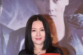 李丽珍状态太好了，穿连体裤秀身段，却遮住了小细腿图片