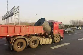 货车司机拉钢卷为啥都是立式运输，平放不是更安全吗？图片