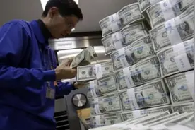 美国最暴利的行业：一天赚3万元，卖的货许多中国人抢着要！纪实图片