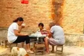 谚语“人在床上别磕头，人端饭碗莫停留”是啥意思？老祖宗告诉你图片