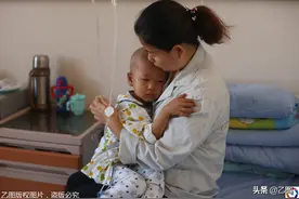 幼子患病男子选择离婚，今幡然悔悟，每日偷偷给前妻和儿子做饭图片