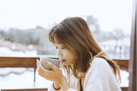 女人是否“好追”，约她一起吃顿饭，心里就有数了图片