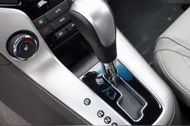 自动挡是“傻瓜车”？请牢记这4大行车禁忌，不然就等着维修吧图片