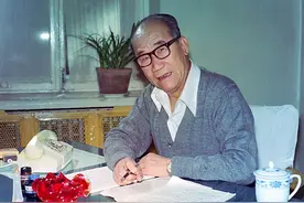 相声大师侯宝林：幼年要过饭还被师父打，私生子之谜惨遭非议图片