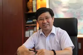 重庆首富诞生！身价1350亿，半年赚千亿，年近半百才开始创业图片