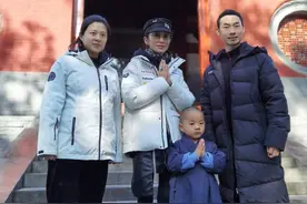 52岁张敏现身少林寺，瘦脱相大脸显得更方，骷髅头戒指意外亮了图片