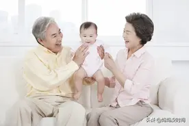 孩子和自己不亲，老人又太宠溺，怎样才能让孩子听自己的？图片