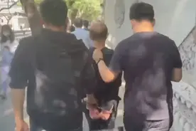 【法治热点早知道】国庆假期第一天，北京反扒民警抓获首名小偷！一查身份，民警都不敢相信！图片