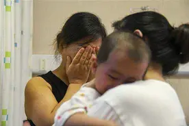 老人对孩子百般溺爱，真相并非“隔辈亲”，被需要感让人心疼图片