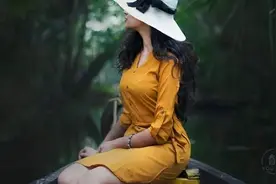 做一个手心向下的女人图片