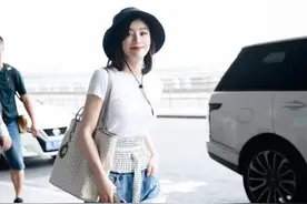 袁姗姗穿火了一种搭配，叫“t恤+甩腿裤”，显高又显腿长！图片