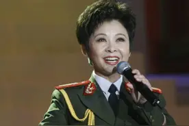 59岁董文华现身商演捞金，卖力演出太投入，曾名气不输毛阿敏图片