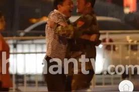 06年吴京酒驾双手被拷住，怒道“我就开了五米，我司机都叫了”图片