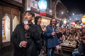 在乌镇戏剧节上，何炅喝醉抱着周迅大哭，周迅则温柔地安慰着他图片