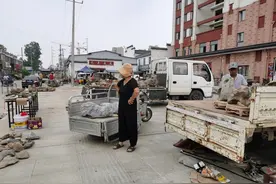 周末逛了石头地摊，这个老板的石头有点怪图片