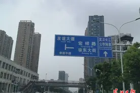 13时20分，记者驾车体验长江公铁隧道，各公路出入口通行正常图片