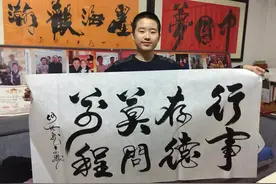 书法神童何世龙：11岁四字卖出11万，如今直播为何被骂“骗子”？图片