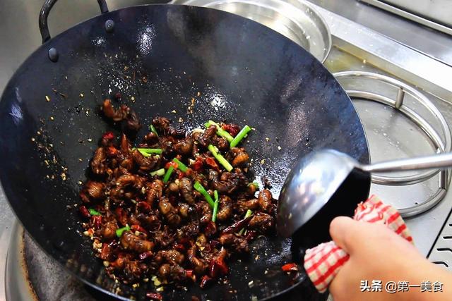 金蝉这样做、没有一点土腥味，一口一个、焦香酥脆比饭店的还好吃
