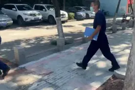 街头暖心一幕︱消防员帮老奶奶拾捡鸡蛋图片