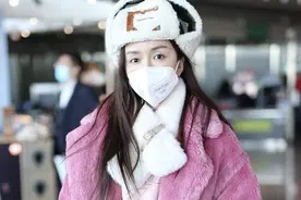 娄艺潇才是认真过冬第一人，羊羔毛外套配小脚裤，帽子成亮点图片