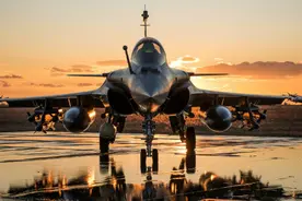 法国突然传来了噩耗，达索公司高层坠机身亡，总统马克龙表示哀悼图片