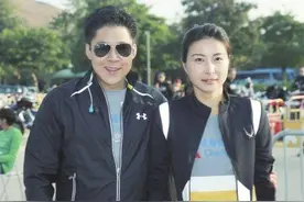 为何霍家比何家更安定，嫡长孙霍启刚在霍家的地位如何？图片