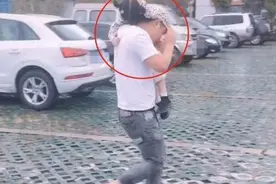最不靠谱爸爸走红网络，将3岁女儿用来挡雨，"父爱如山体滑坡啊"图片