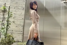 51岁工藤静香豪宅秀腰臀比，修身裙勾勒玲珑曲线，次女受大牌青睐图片