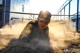 当了四年义务兵，这名战士终于转改士官！图片